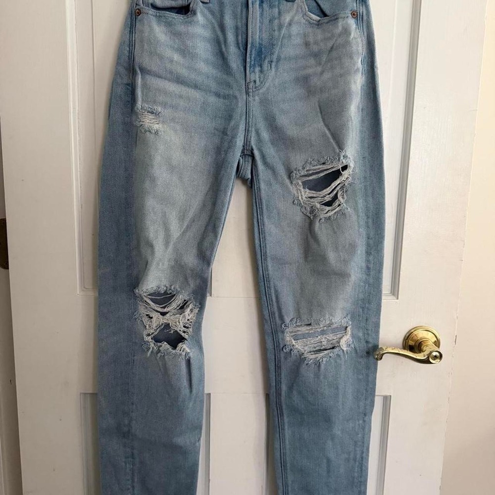 American Eagle High-Waisted Distressed 'Mom Straight Jean' in Size 0